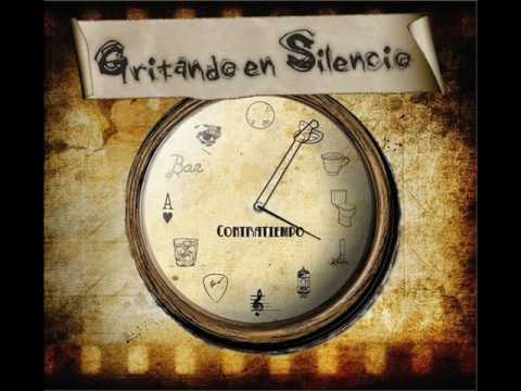 gritando en silencio a la luz una sonrisa