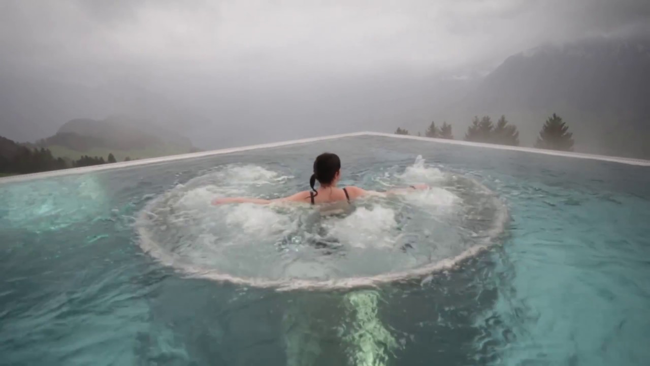 jacuzzi con vistas a la montaña