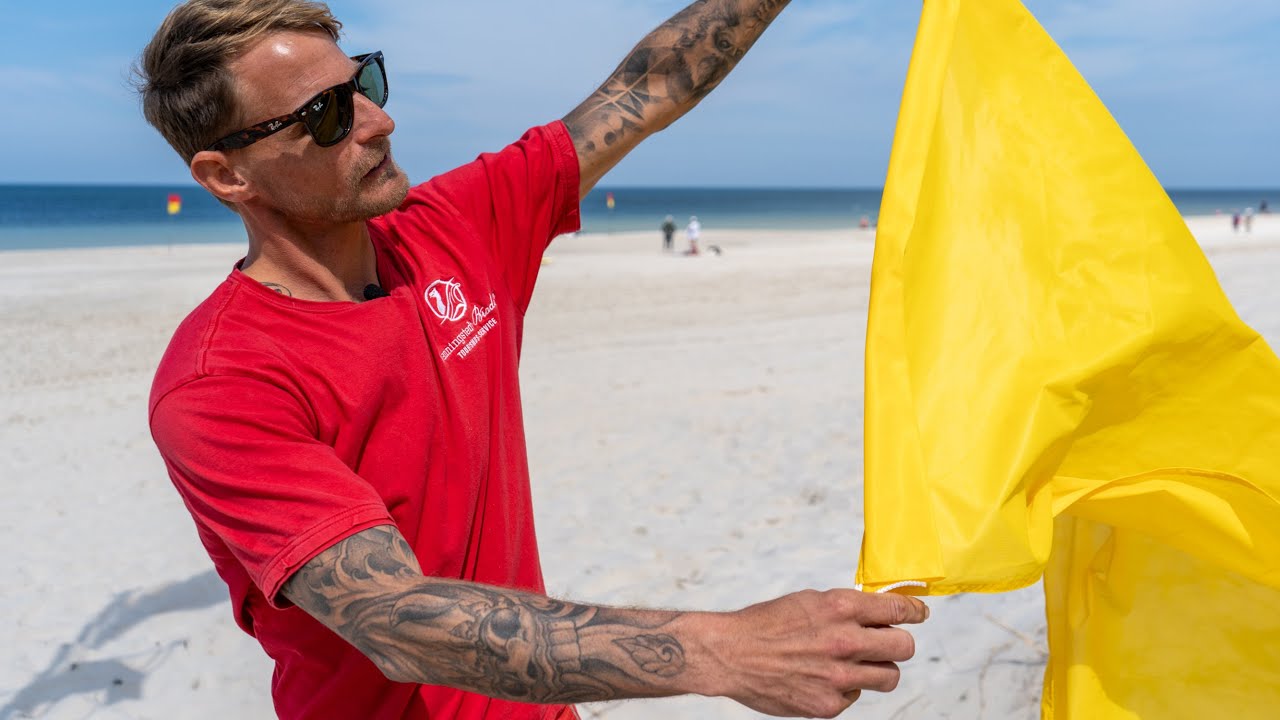 schwarz weiße flagge am strand