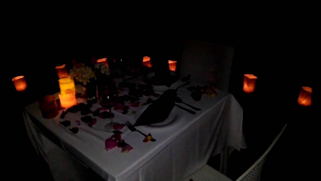 cena con velas en la playa