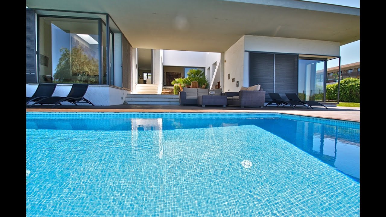 chalet con piscina privada en la playa
