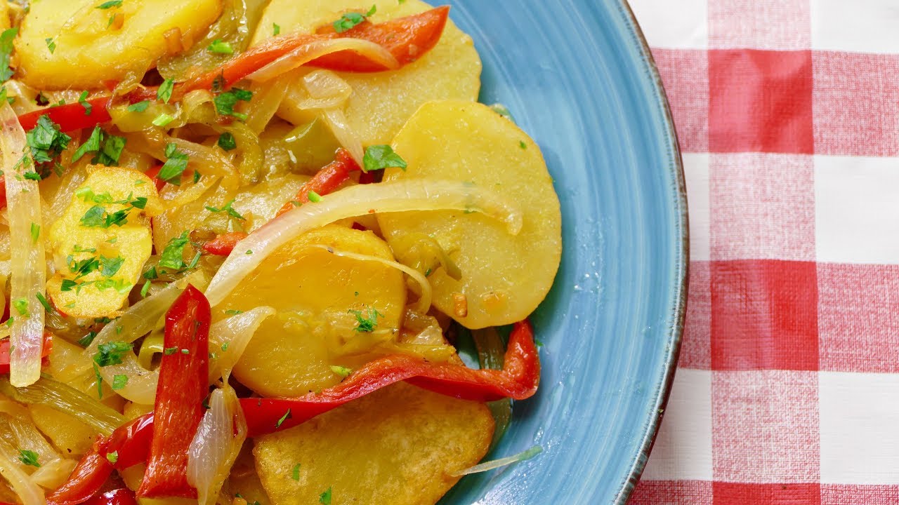 patatas fritas con pimientos y cebolla