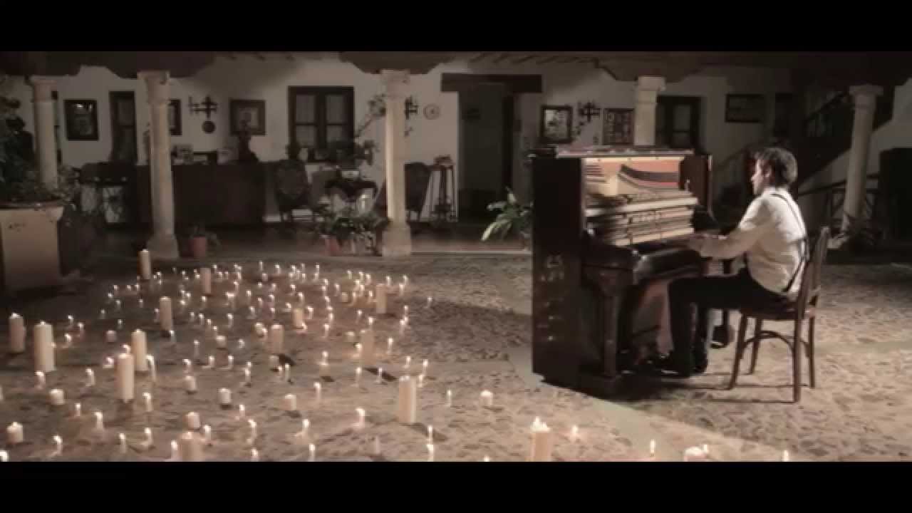 un piano y 200 velas